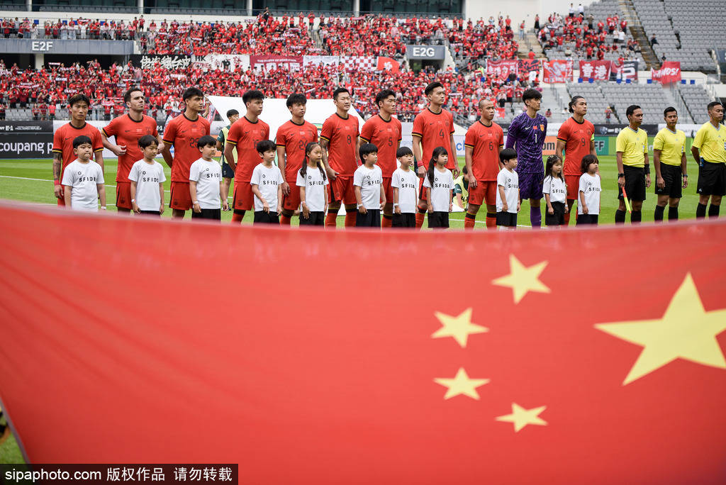 主场作战，球迷热情助威，全力支持球队