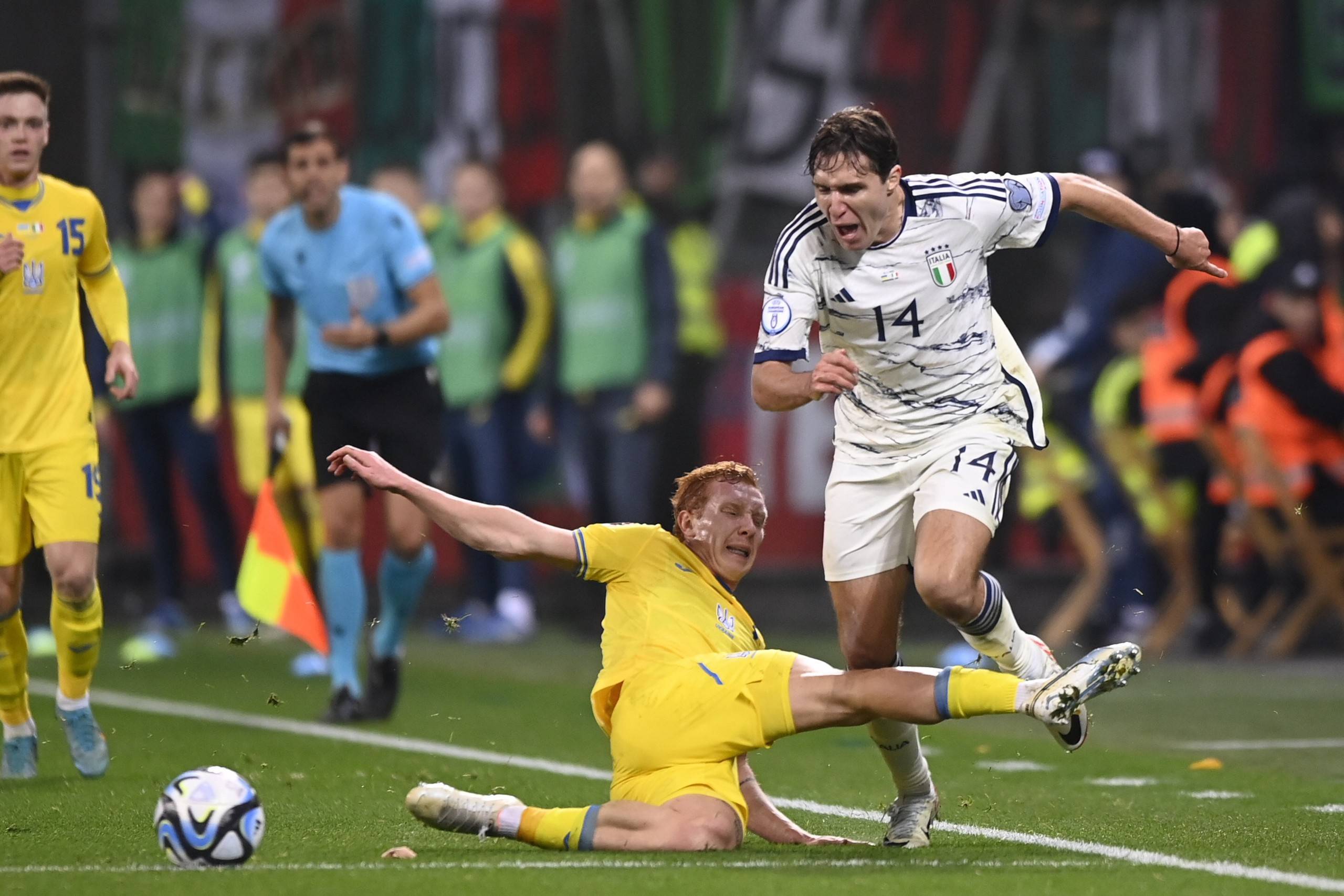 包含球场上的华丽瞬间欧洲国家锦标赛回顾的词条