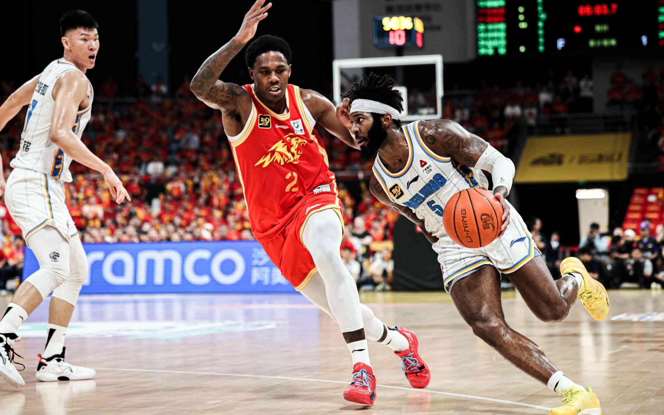 外援球员高效表现，率队轻松取胜