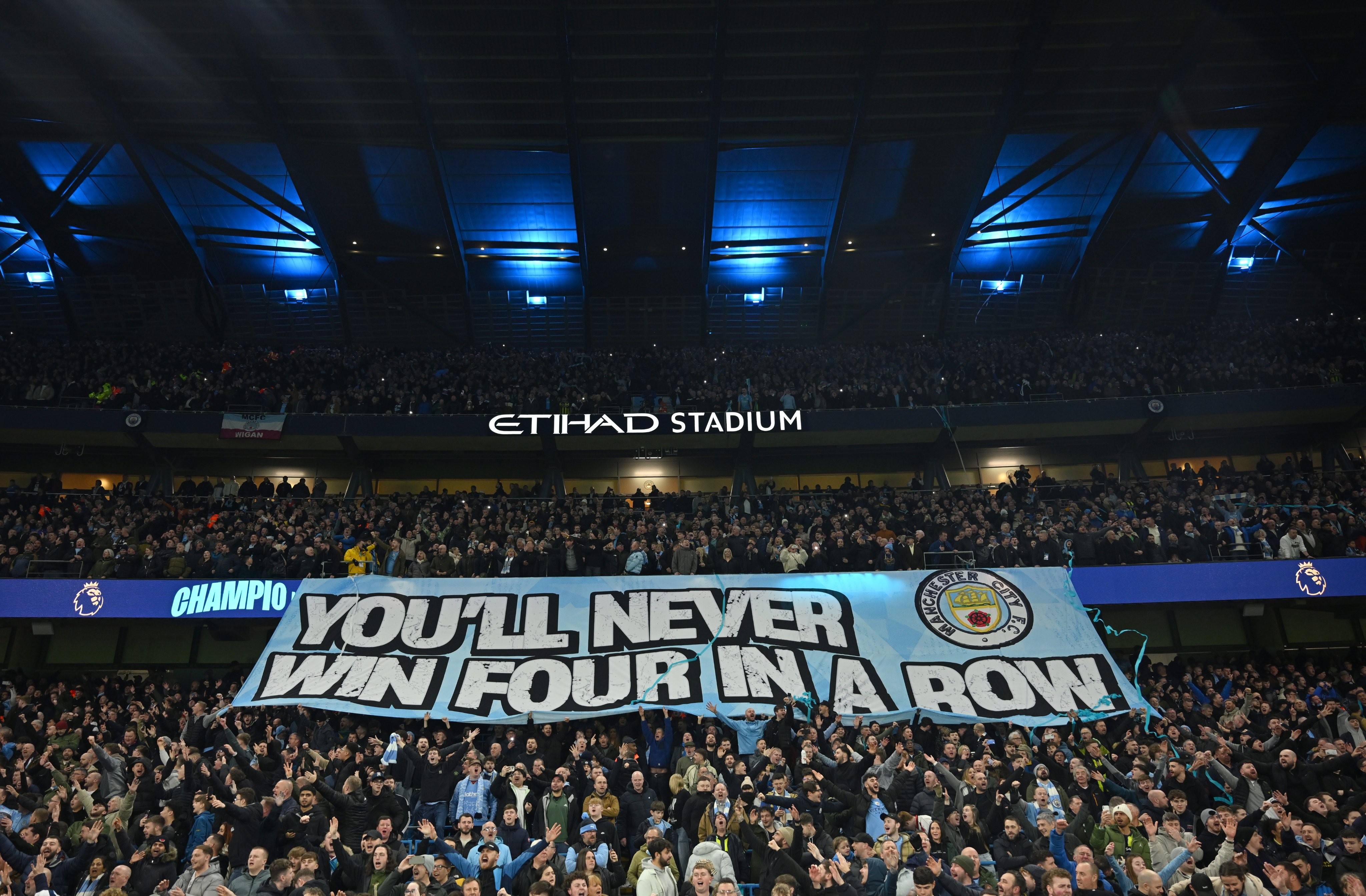 里尔球迷场边声势浩大,助威支持球队 里尔球迷场边声势浩大,助威支持球队