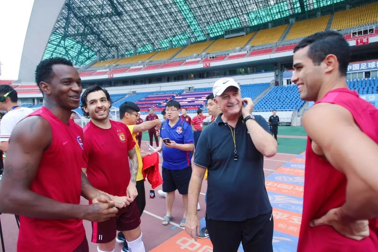 恒大不放任斯科拉里离队，执教续签得到全队支持的简单介绍