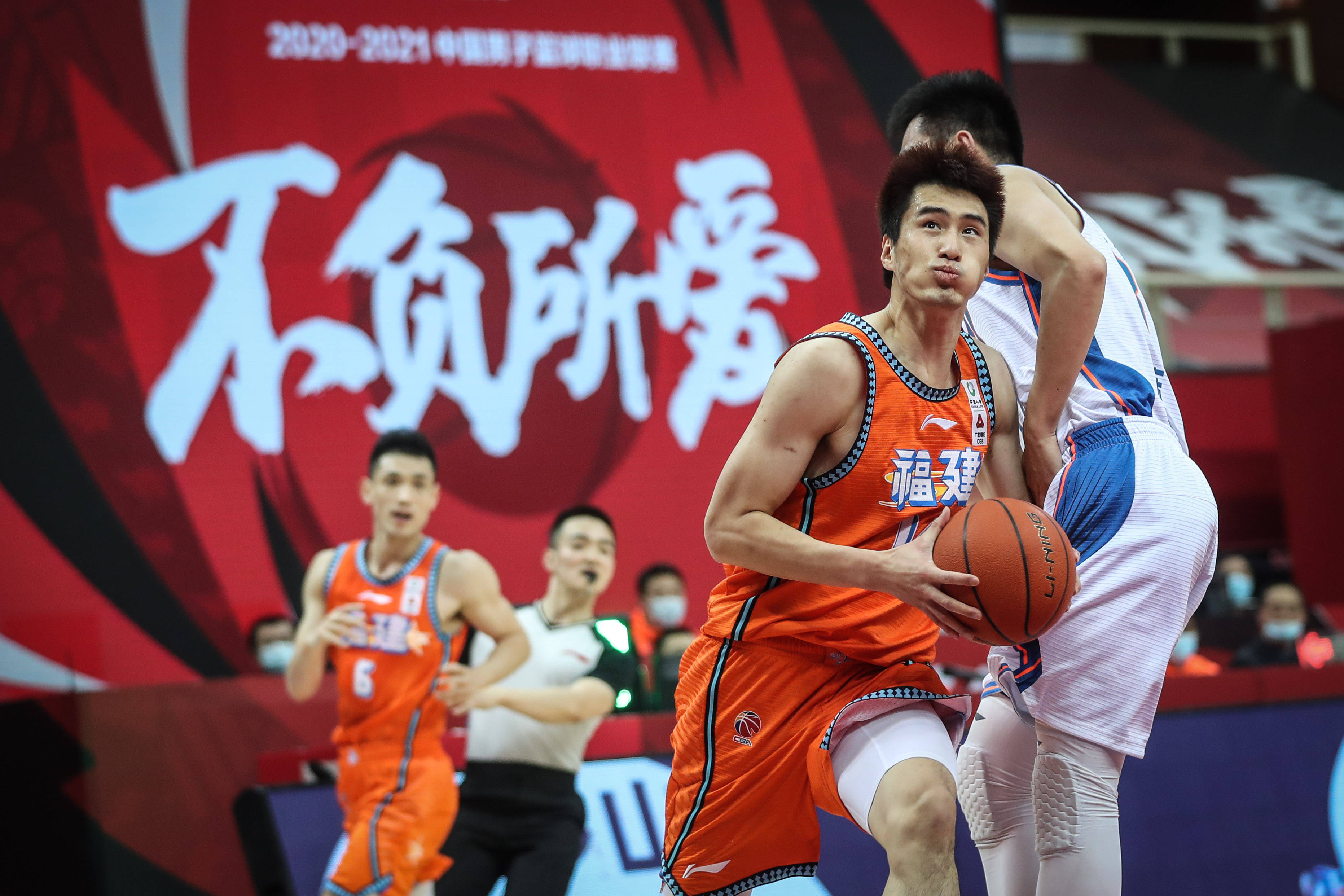 CBA联赛战火重燃，球员挥洒激情角逐