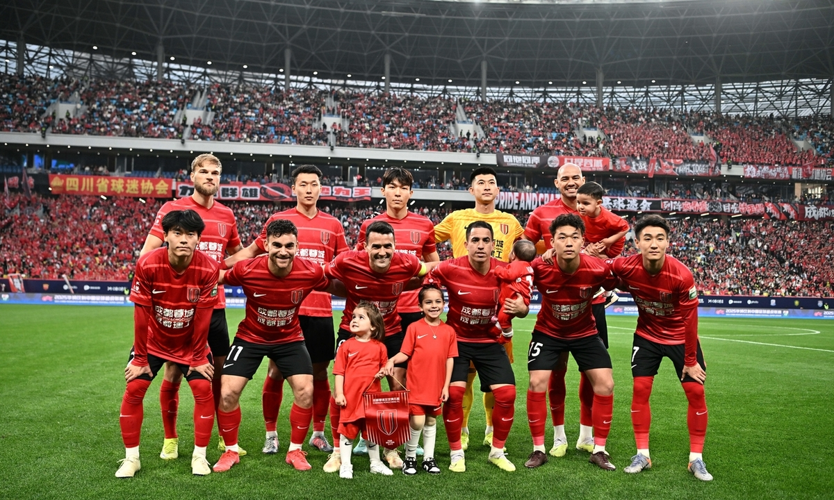 精彩比赛，国际球队争夺胜利