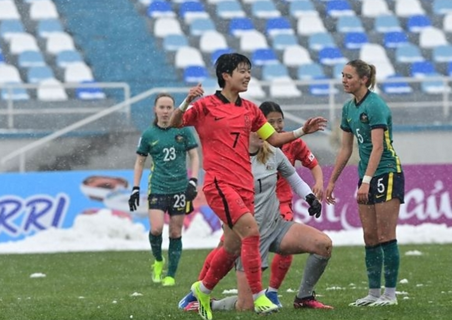 女足联赛双方激战，胜者晋级决赛