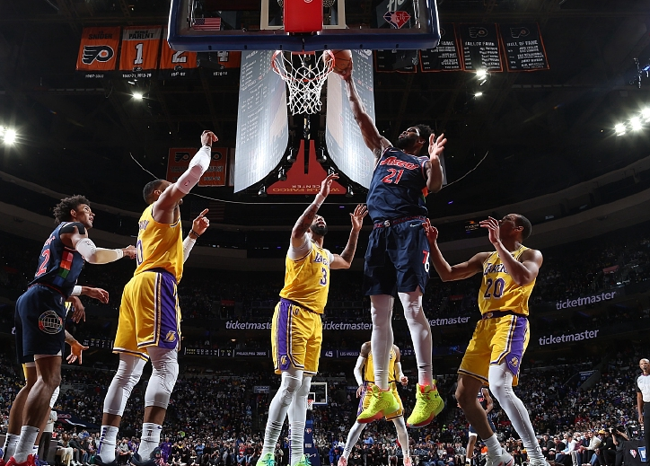 湖人险胜76人，詹姆斯一人压哨绝杀！恩比德疲态尽显？