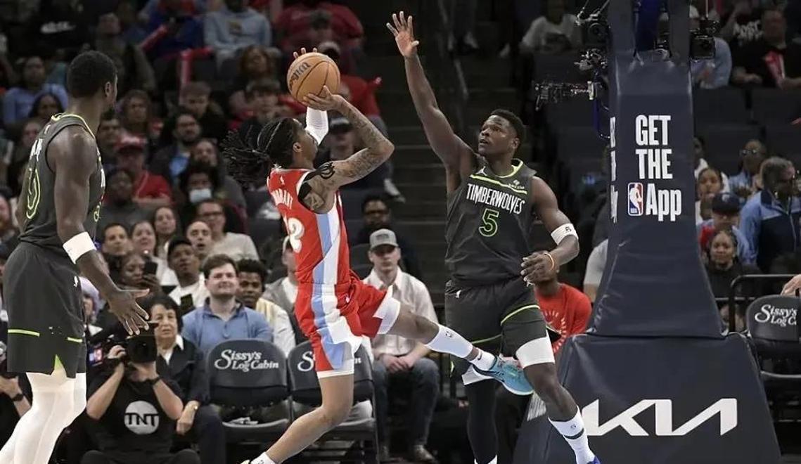 雄鹿主场大胜灰熊保持西部第一 雄鹿主场大胜灰熊保持西部第一