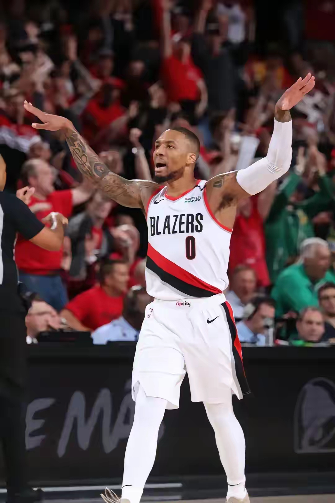 开拓者大胜骑士，利拉德砍下35分20板