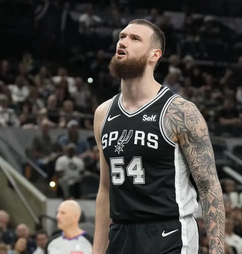 波波维奇领衔马刺战胜76人